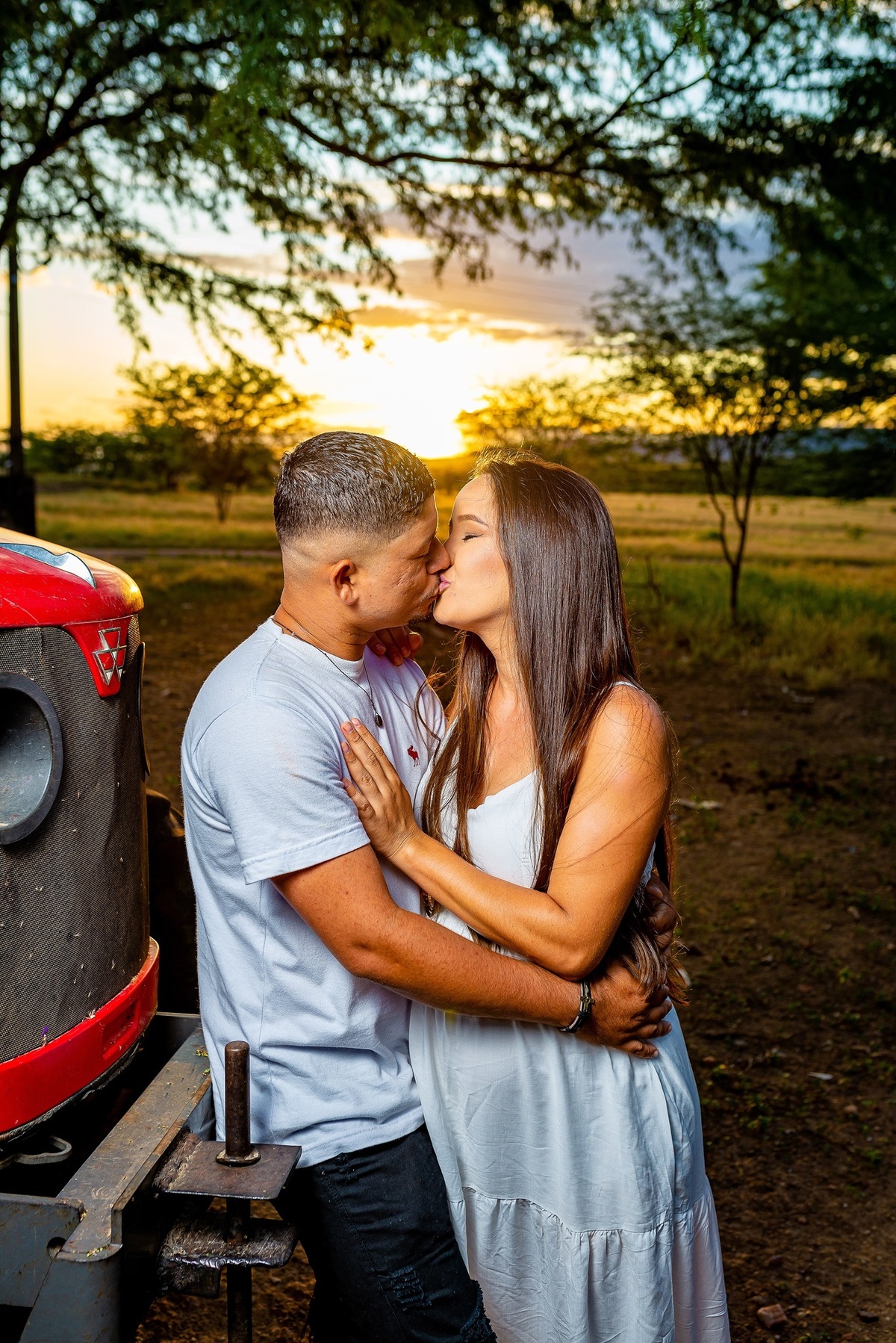 casal se beija no por do sol