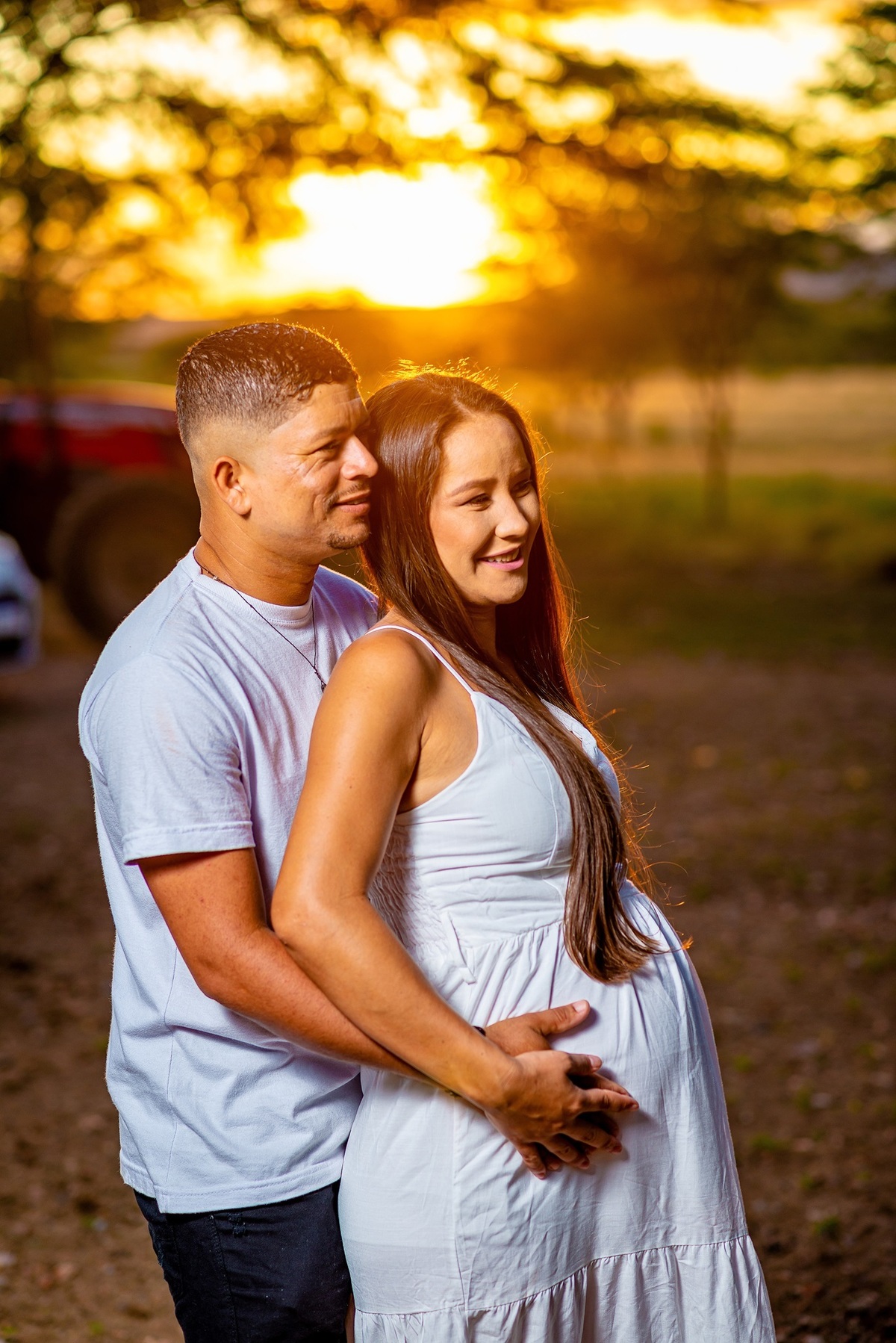 casal se beija no por do sol