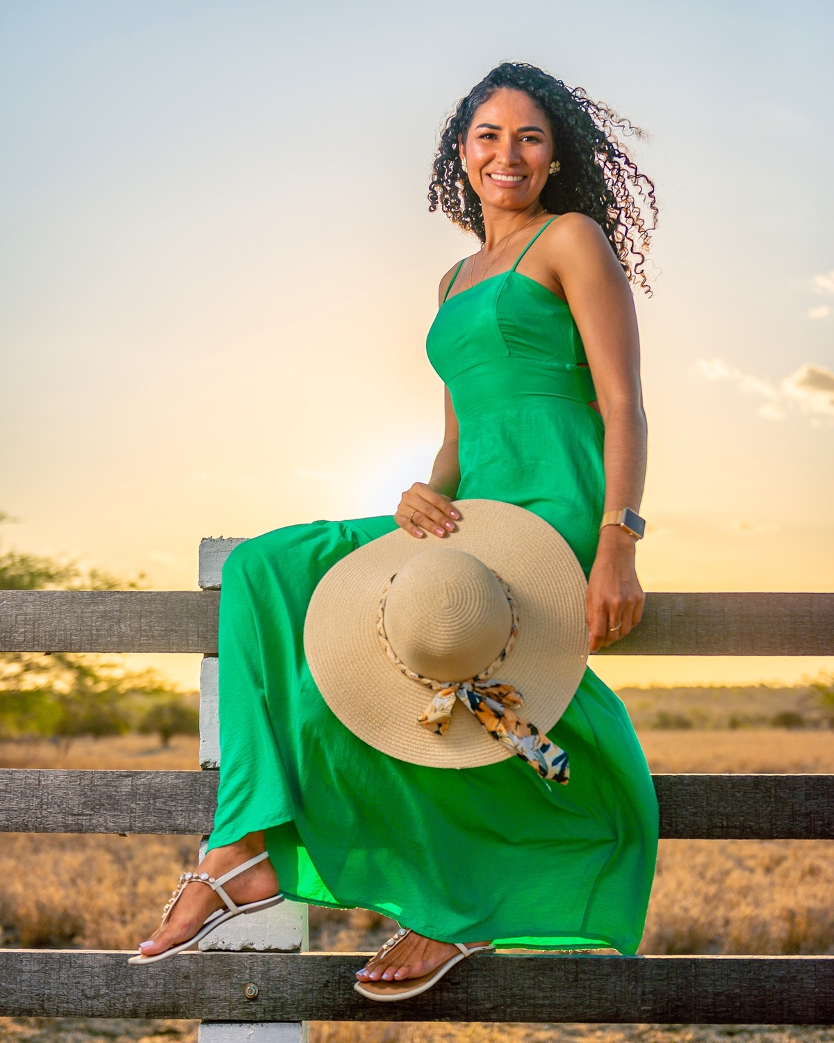 Ensaio feminino ao ar livre, fotos no por do sol