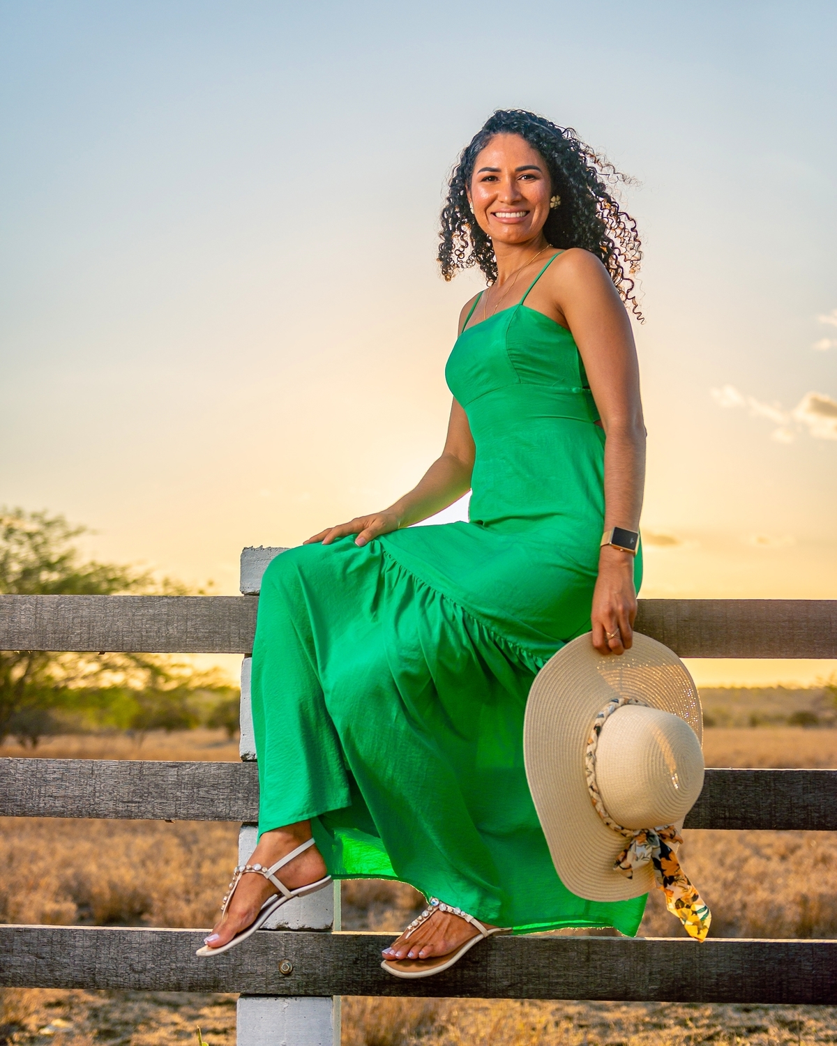 Ensaio feminino ao ar livre, fotos no por do sol