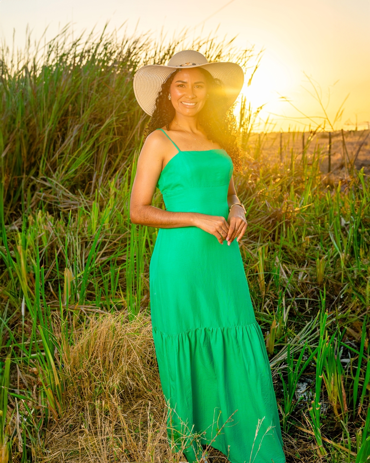 Ensaio feminino ao ar livre, fotos no por do sol