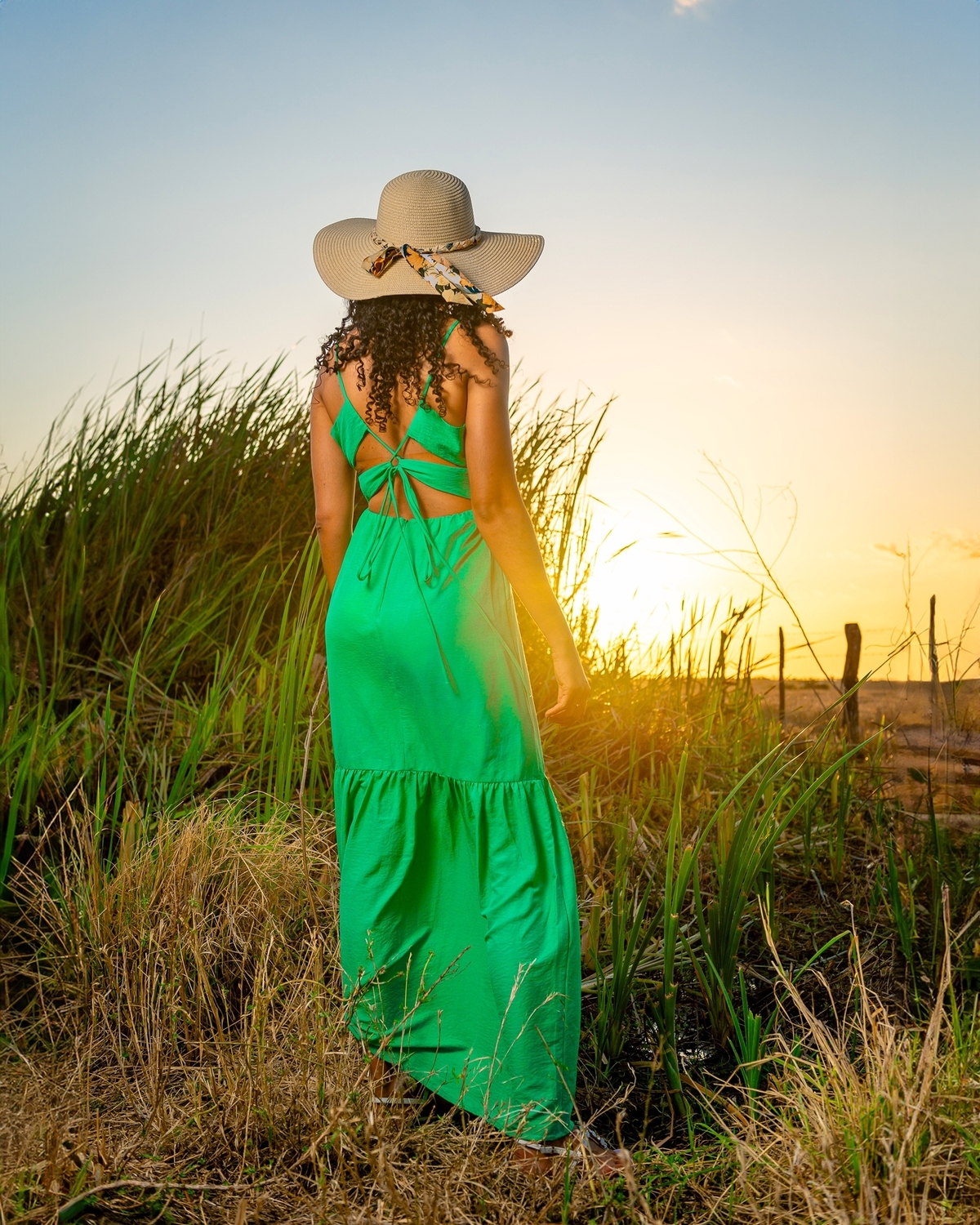 Ensaio feminino ao ar livre, fotos no por do sol
