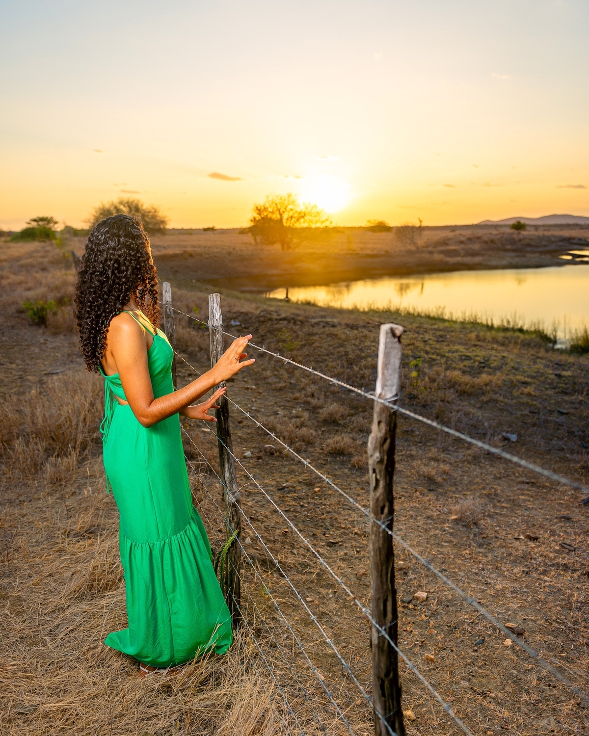 Ensaio feminino ao ar livre, fotos no por do sol