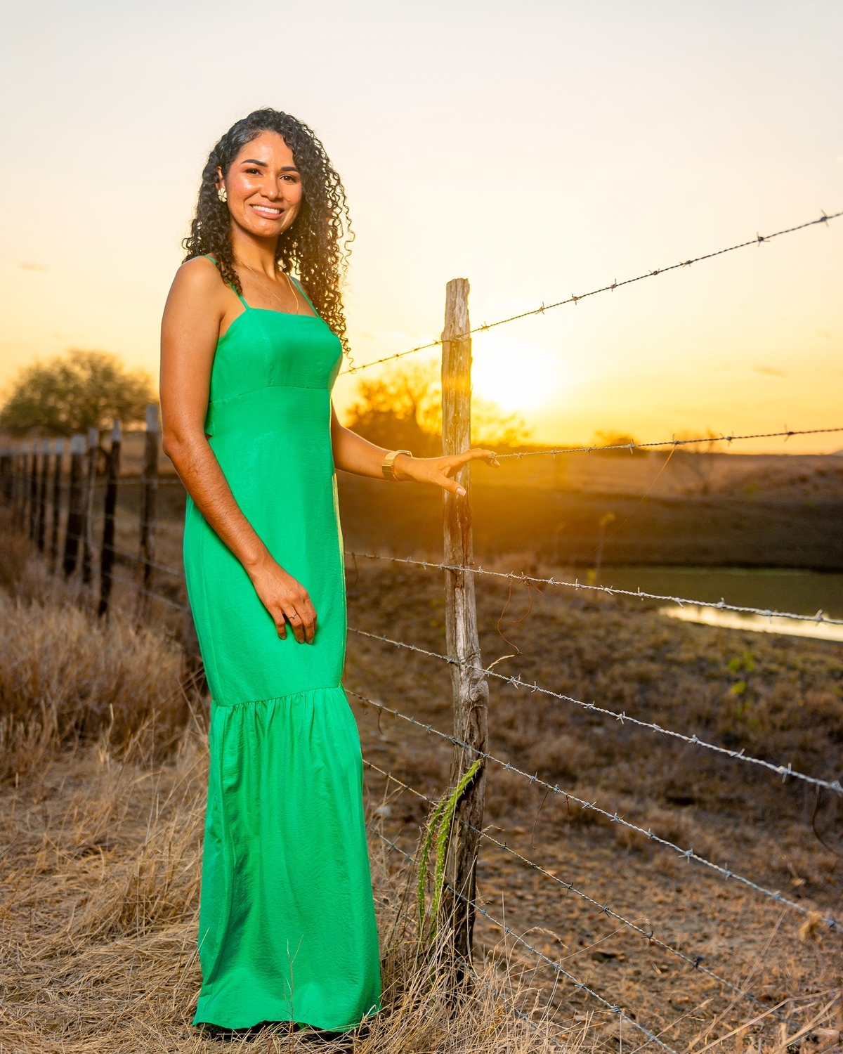 Ensaio feminino ao ar livre, fotos no por do sol