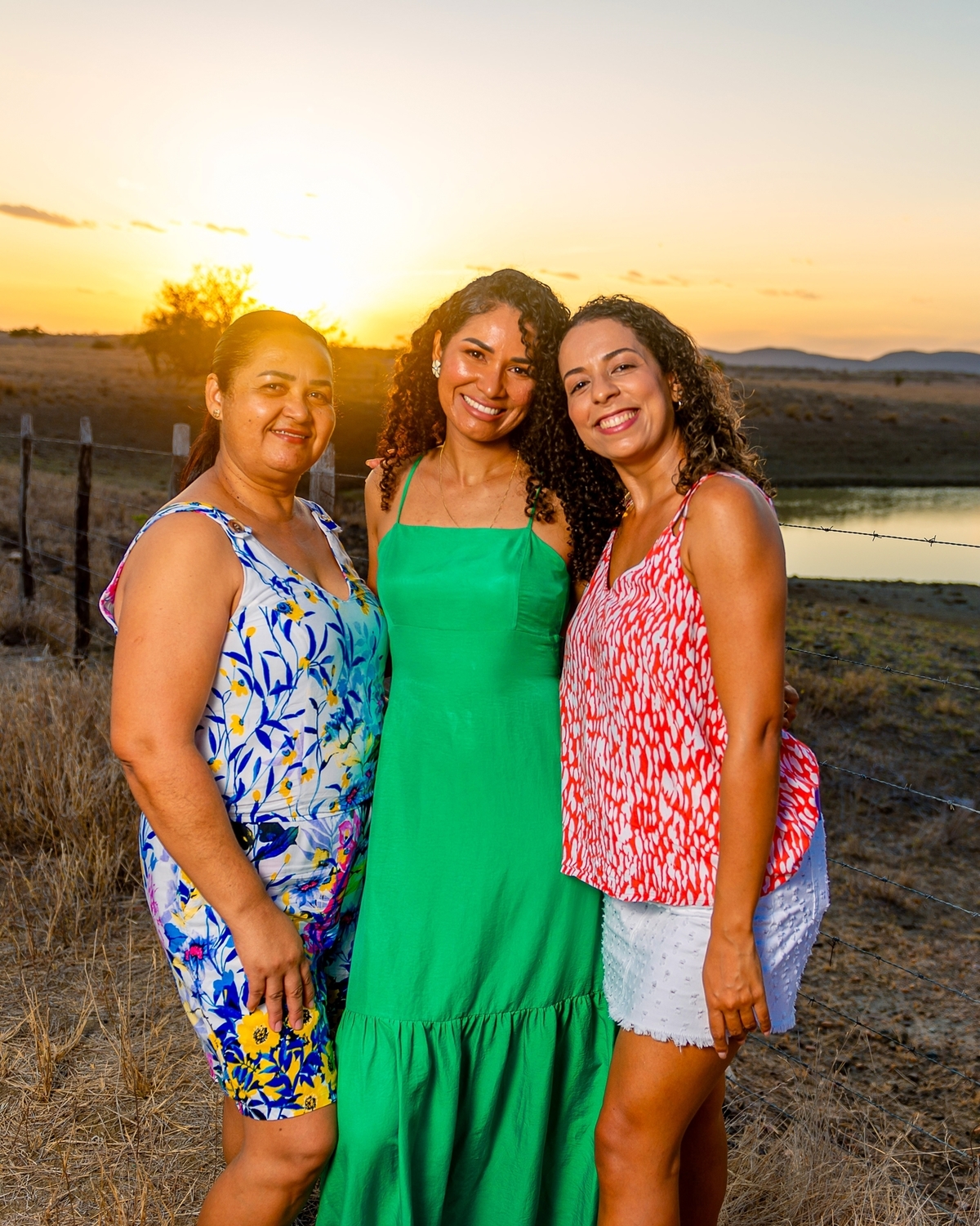 Ensaio feminino ao ar livre, fotos no por do sol