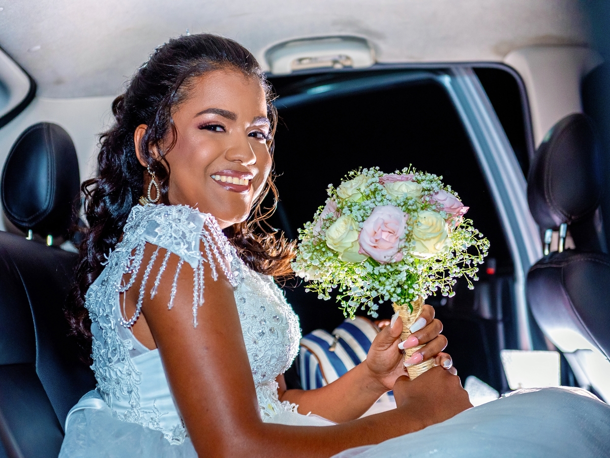  Sob a luz dourada do entardecer, celebramos não apenas um momento, mas uma jornada de amor e compromisso eterno. Esta imagem captura a essência da nossa união, onde cada olhar trocado é um testemunho da nossa conexão profunda e duradoura. Como CEO do nos