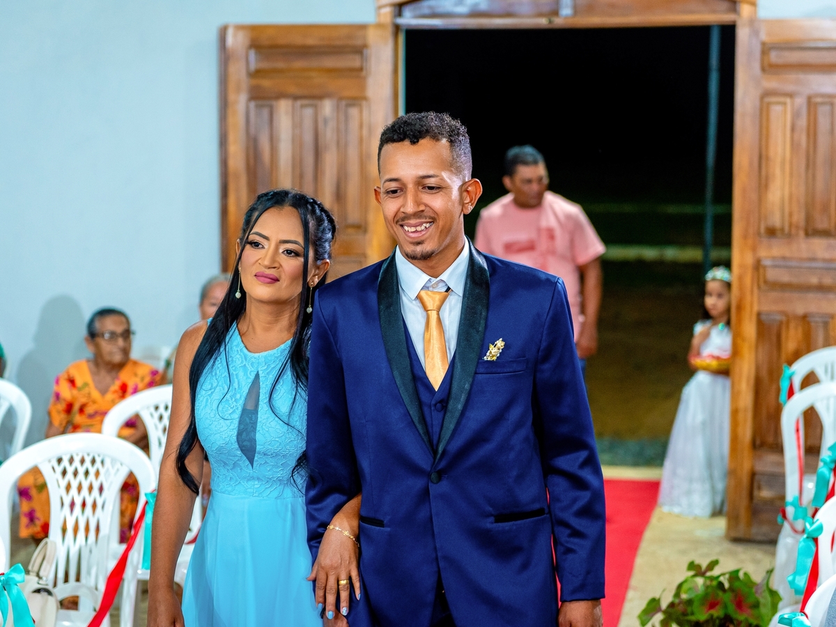  Sob a luz dourada do entardecer, celebramos não apenas um momento, mas uma jornada de amor e compromisso eterno. Esta imagem captura a essência da nossa união, onde cada olhar trocado é um testemunho da nossa conexão profunda e duradoura. Como CEO do nos