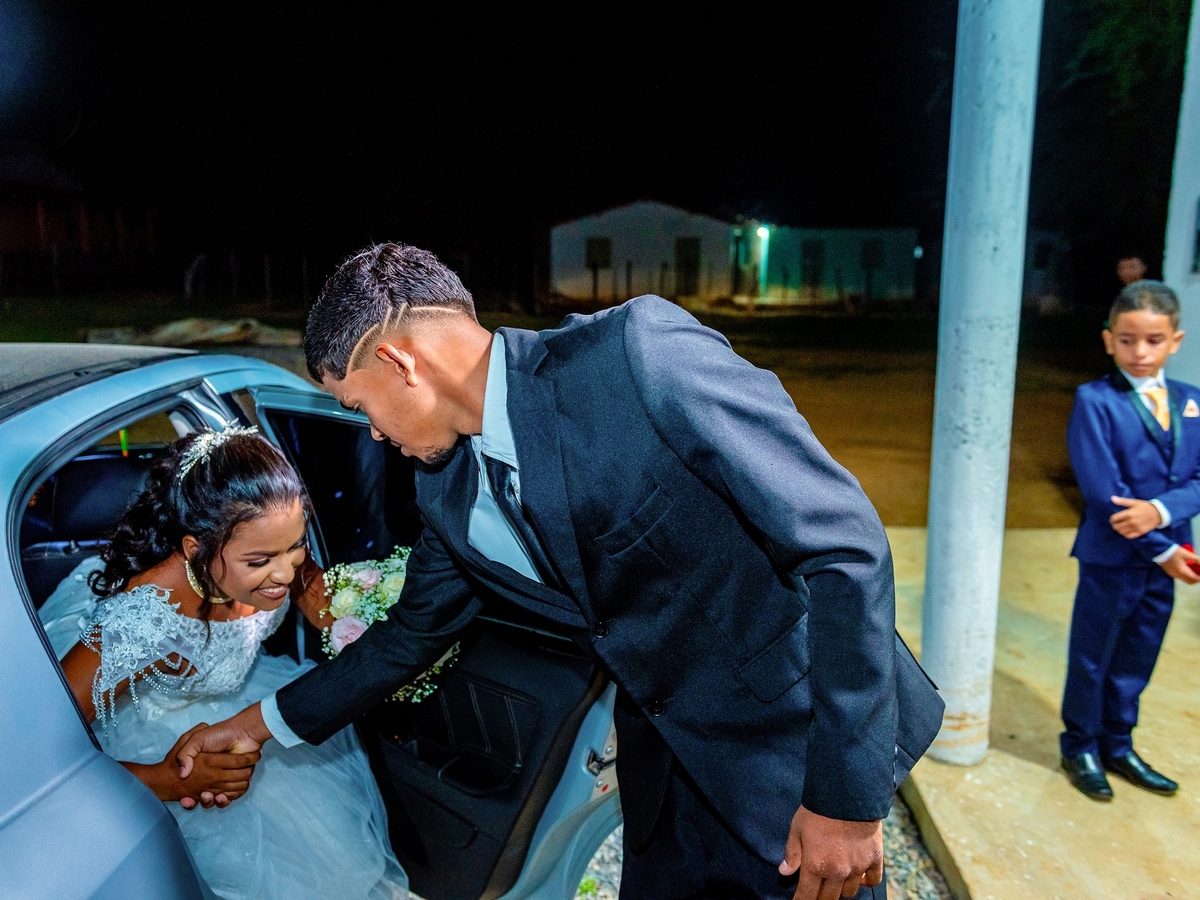  Sob a luz dourada do entardecer, celebramos não apenas um momento, mas uma jornada de amor e compromisso eterno. Esta imagem captura a essência da nossa união, onde cada olhar trocado é um testemunho da nossa conexão profunda e duradoura. Como CEO do nos