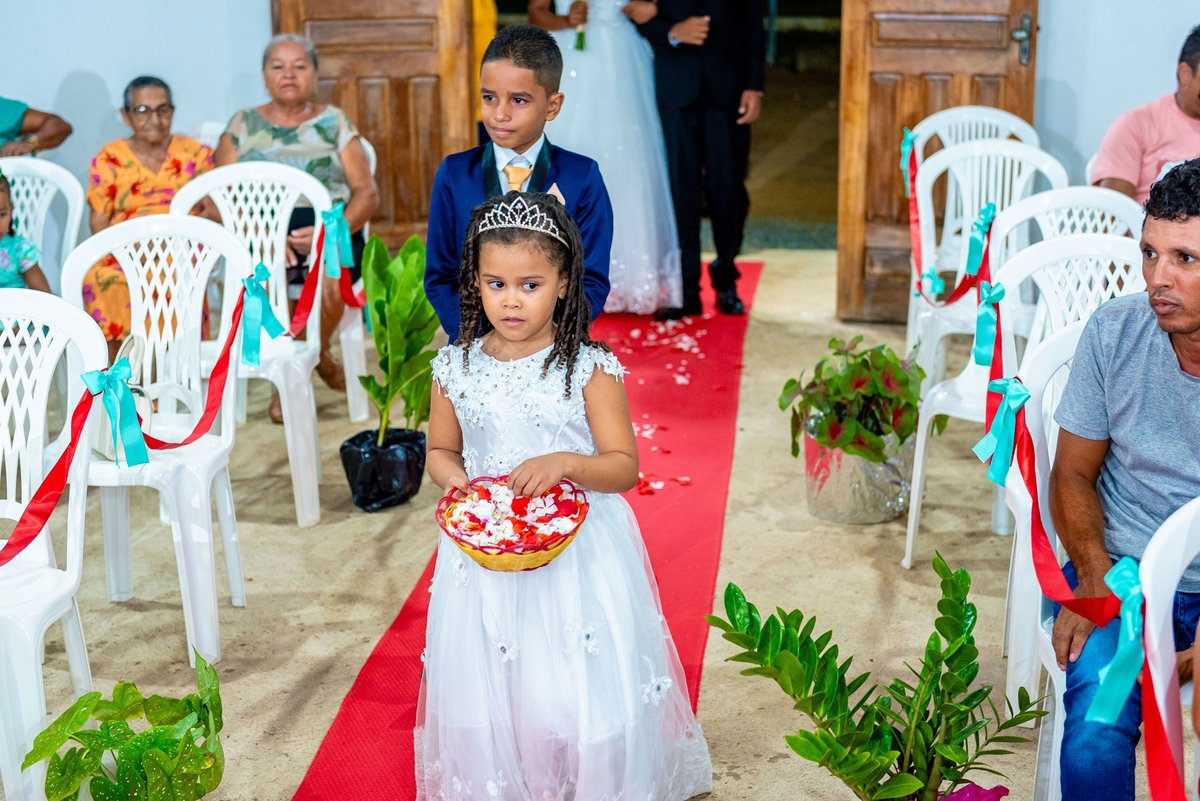  Sob a luz dourada do entardecer, celebramos não apenas um momento, mas uma jornada de amor e compromisso eterno. Esta imagem captura a essência da nossa união, onde cada olhar trocado é um testemunho da nossa conexão profunda e duradoura. Como CEO do nos