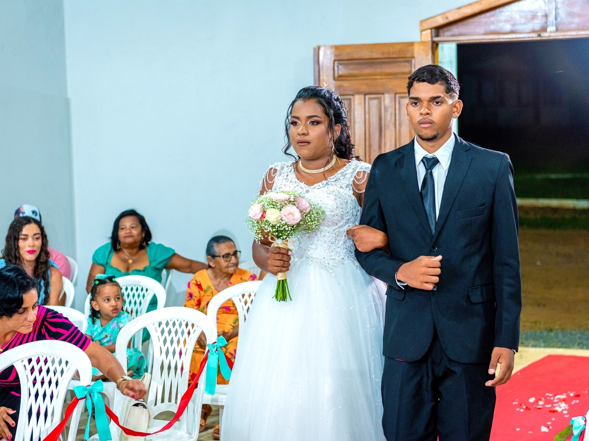  Sob a luz dourada do entardecer, celebramos não apenas um momento, mas uma jornada de amor e compromisso eterno. Esta imagem captura a essência da nossa união, onde cada olhar trocado é um testemunho da nossa conexão profunda e duradoura. Como CEO do nos