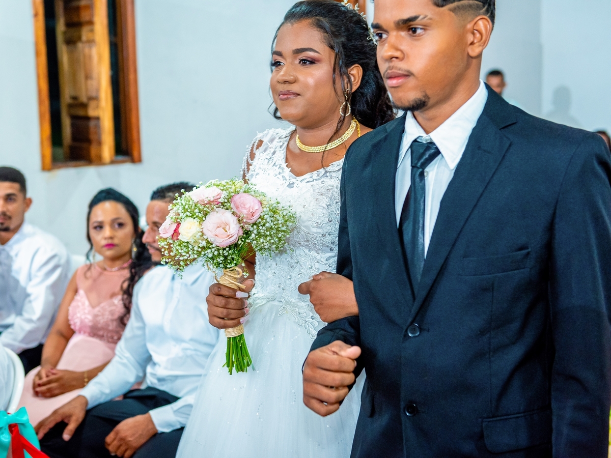 Sob a luz dourada do entardecer, celebramos não apenas um momento, mas uma jornada de amor e compromisso eterno. Esta imagem captura a essência da nossa união, onde cada olhar trocado é um testemunho da nossa conexão profunda e duradoura. Como CEO do nos
