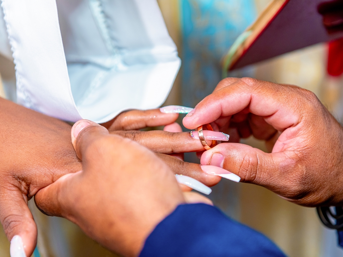  Sob a luz dourada do entardecer, celebramos não apenas um momento, mas uma jornada de amor e compromisso eterno. Esta imagem captura a essência da nossa união, onde cada olhar trocado é um testemunho da nossa conexão profunda e duradoura. Como CEO do nos