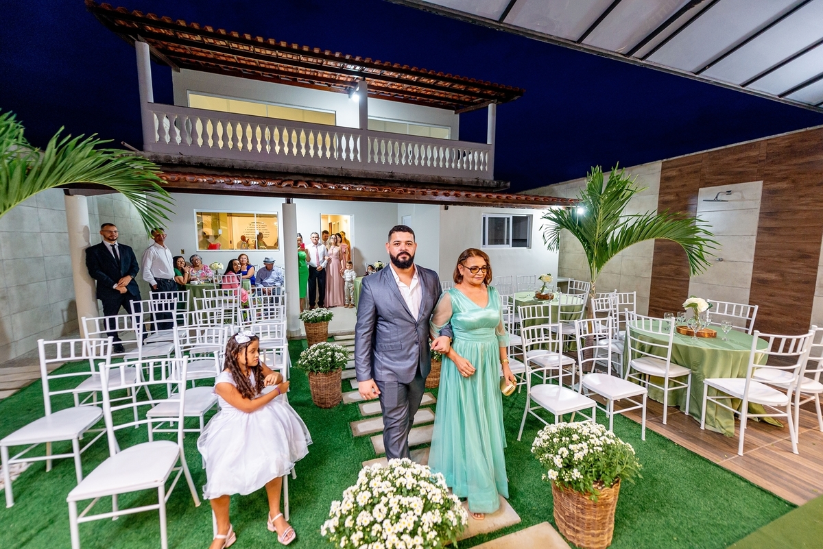 #Casamento #CasamentoDosSonhos #Noiva #Noivo #Amor #Felicidade #Cerimônia #Celebração #CasamentoPerfeito #VestidoDeNoiva #TernoDoNoivo #Aliança #AmorEterno #Casal #Família #UniãodeAlmas #MomentoMágico #JuntosParaSempre #FestaDeCasamento #CasamentoRomântic
