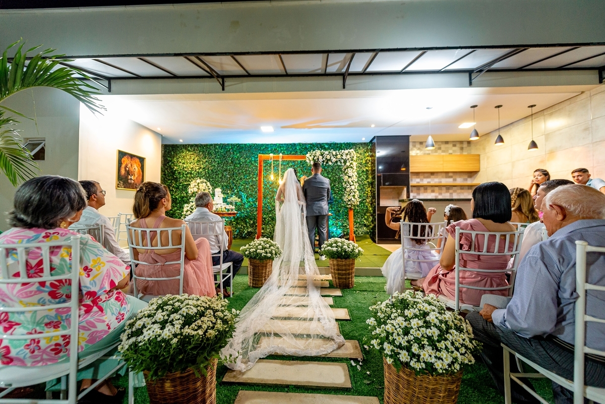 #Casamento #CasamentoDosSonhos #Noiva #Noivo #Amor #Felicidade #Cerimônia #Celebração #CasamentoPerfeito #VestidoDeNoiva #TernoDoNoivo #Aliança #AmorEterno #Casal #Família #UniãodeAlmas #MomentoMágico #JuntosParaSempre #FestaDeCasamento #CasamentoRomântic