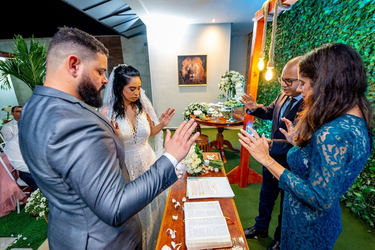 #Casamento #CasamentoDosSonhos #Noiva #Noivo #Amor #Felicidade #Cerimônia #Celebração #CasamentoPerfeito #VestidoDeNoiva #TernoDoNoivo #Aliança #AmorEterno #Casal #Família #UniãodeAlmas #MomentoMágico #JuntosParaSempre #FestaDeCasamento #CasamentoRomântic