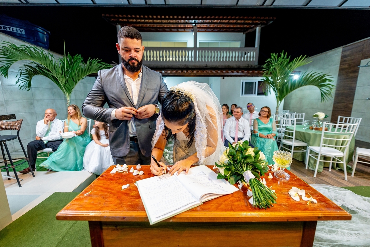 #Casamento #CasamentoDosSonhos #Noiva #Noivo #Amor #Felicidade #Cerimônia #Celebração #CasamentoPerfeito #VestidoDeNoiva #TernoDoNoivo #Aliança #AmorEterno #Casal #Família #UniãodeAlmas #MomentoMágico #JuntosParaSempre #FestaDeCasamento #CasamentoRomântic