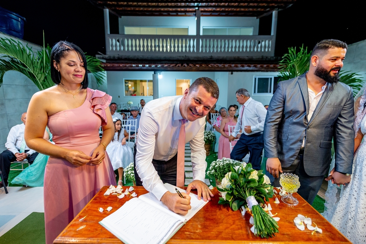 #Casamento #CasamentoDosSonhos #Noiva #Noivo #Amor #Felicidade #Cerimônia #Celebração #CasamentoPerfeito #VestidoDeNoiva #TernoDoNoivo #Aliança #AmorEterno #Casal #Família #UniãodeAlmas #MomentoMágico #JuntosParaSempre #FestaDeCasamento #CasamentoRomântic