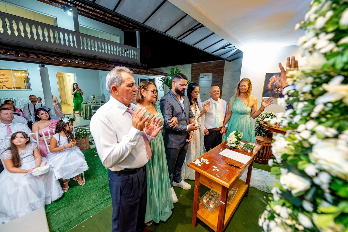 #Casamento #CasamentoDosSonhos #Noiva #Noivo #Amor #Felicidade #Cerimônia #Celebração #CasamentoPerfeito #VestidoDeNoiva #TernoDoNoivo #Aliança #AmorEterno #Casal #Família #UniãodeAlmas #MomentoMágico #JuntosParaSempre #FestaDeCasamento #CasamentoRomântic