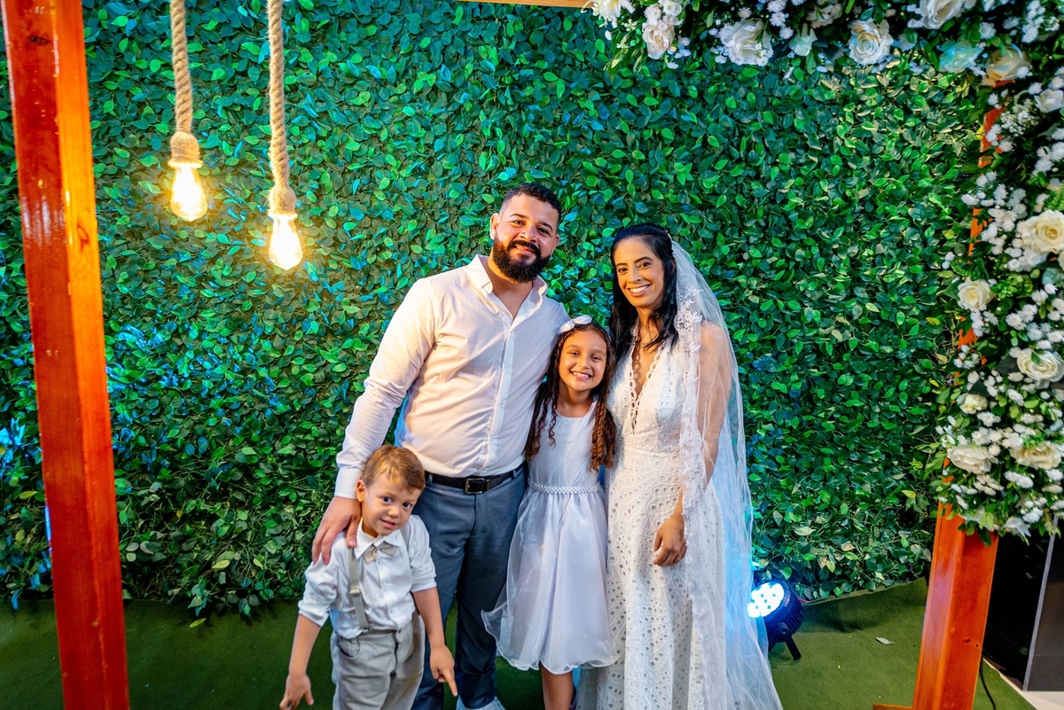 #Casamento #CasamentoDosSonhos #Noiva #Noivo #Amor #Felicidade #Cerimônia #Celebração #CasamentoPerfeito #VestidoDeNoiva #TernoDoNoivo #Aliança #AmorEterno #Casal #Família #UniãodeAlmas #MomentoMágico #JuntosParaSempre #FestaDeCasamento #CasamentoRomântic