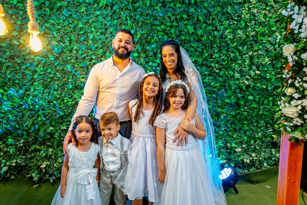 #Casamento #CasamentoDosSonhos #Noiva #Noivo #Amor #Felicidade #Cerimônia #Celebração #CasamentoPerfeito #VestidoDeNoiva #TernoDoNoivo #Aliança #AmorEterno #Casal #Família #UniãodeAlmas #MomentoMágico #JuntosParaSempre #FestaDeCasamento #CasamentoRomântic