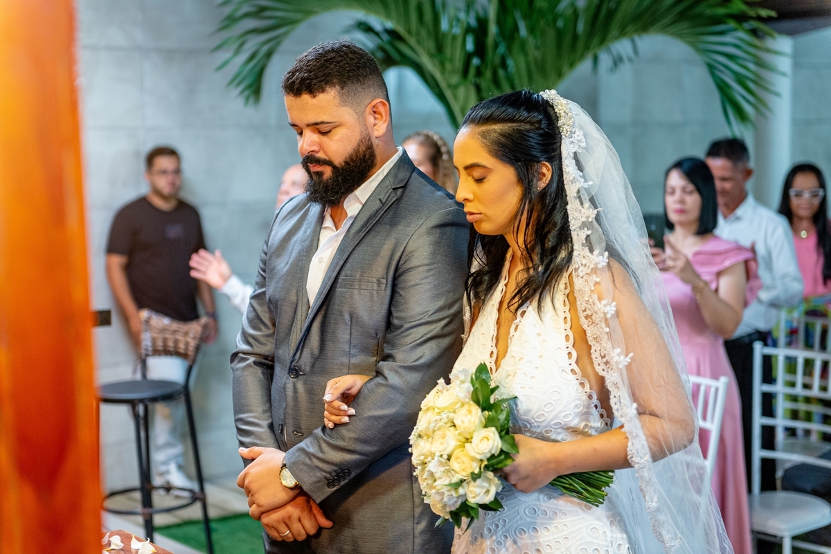 #Casamento #CasamentoDosSonhos #Noiva #Noivo #Amor #Felicidade #Cerimônia #Celebração #CasamentoPerfeito #VestidoDeNoiva #TernoDoNoivo #Aliança #AmorEterno #Casal #Família #UniãodeAlmas #MomentoMágico #JuntosParaSempre #FestaDeCasamento #CasamentoRomântic