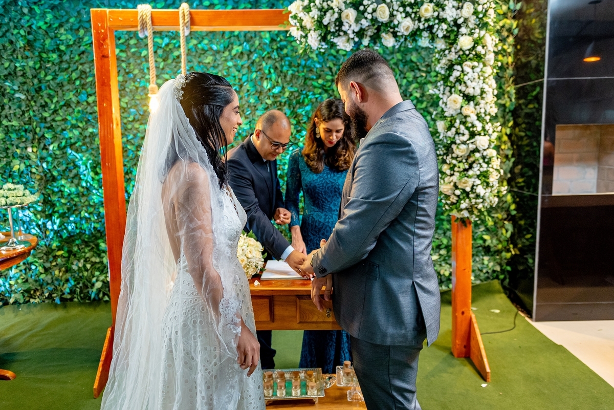 #Casamento #CasamentoDosSonhos #Noiva #Noivo #Amor #Felicidade #Cerimônia #Celebração #CasamentoPerfeito #VestidoDeNoiva #TernoDoNoivo #Aliança #AmorEterno #Casal #Família #UniãodeAlmas #MomentoMágico #JuntosParaSempre #FestaDeCasamento #CasamentoRomântic