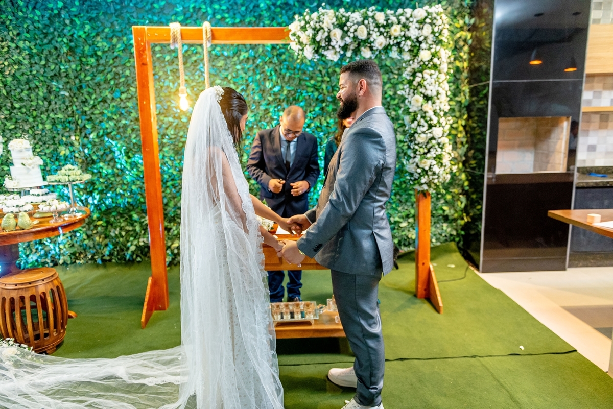 #Casamento #CasamentoDosSonhos #Noiva #Noivo #Amor #Felicidade #Cerimônia #Celebração #CasamentoPerfeito #VestidoDeNoiva #TernoDoNoivo #Aliança #AmorEterno #Casal #Família #UniãodeAlmas #MomentoMágico #JuntosParaSempre #FestaDeCasamento #CasamentoRomântic