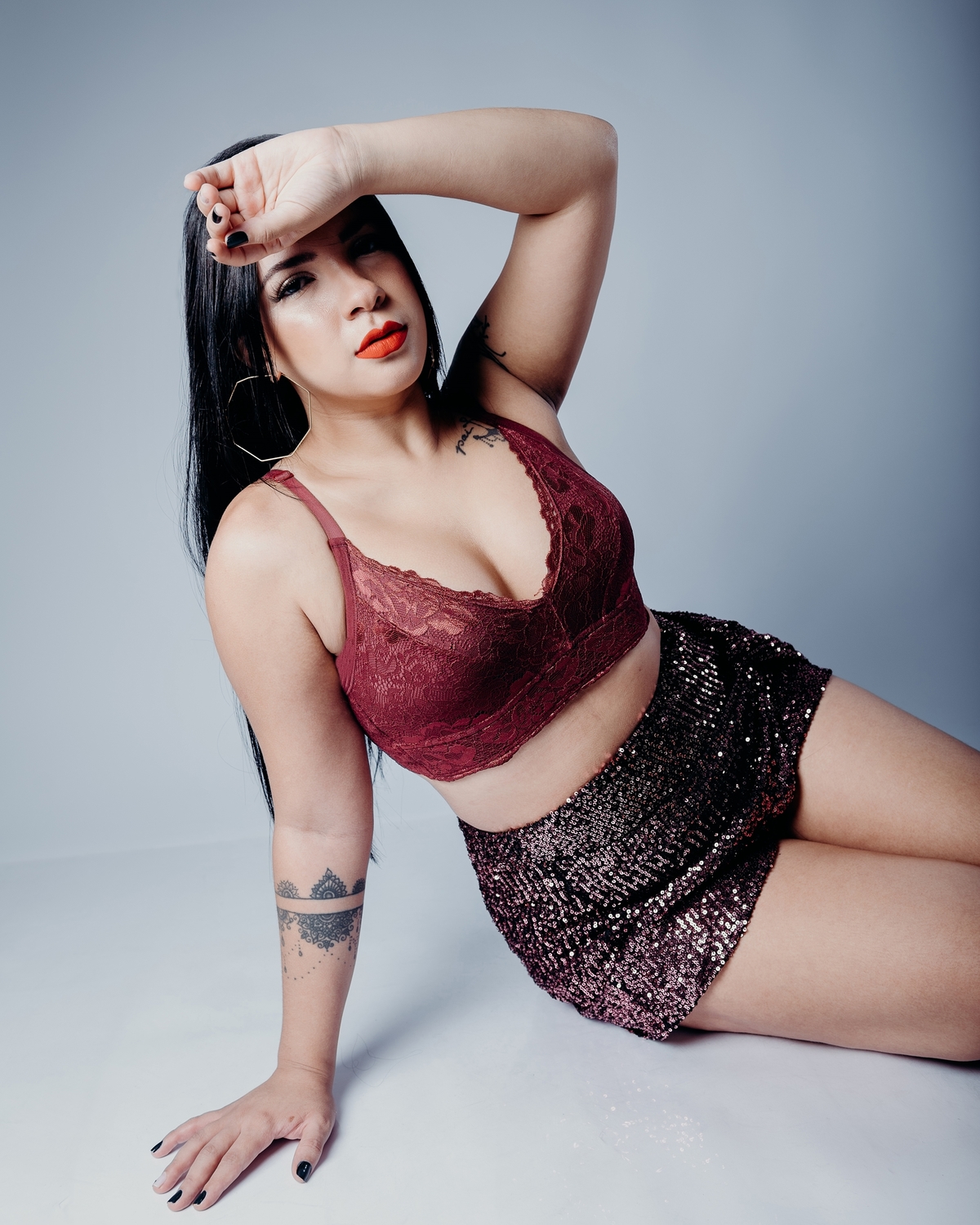 ensaio fotográfico feminino, beleza feminina, empoderamento feminino, retratos autênticos, fotografia de moda, diversidade feminina, celebração da mulher, sessão de fotos personalizada, maquiagem profissional, direção de arte, estilo pessoal, momentos esp