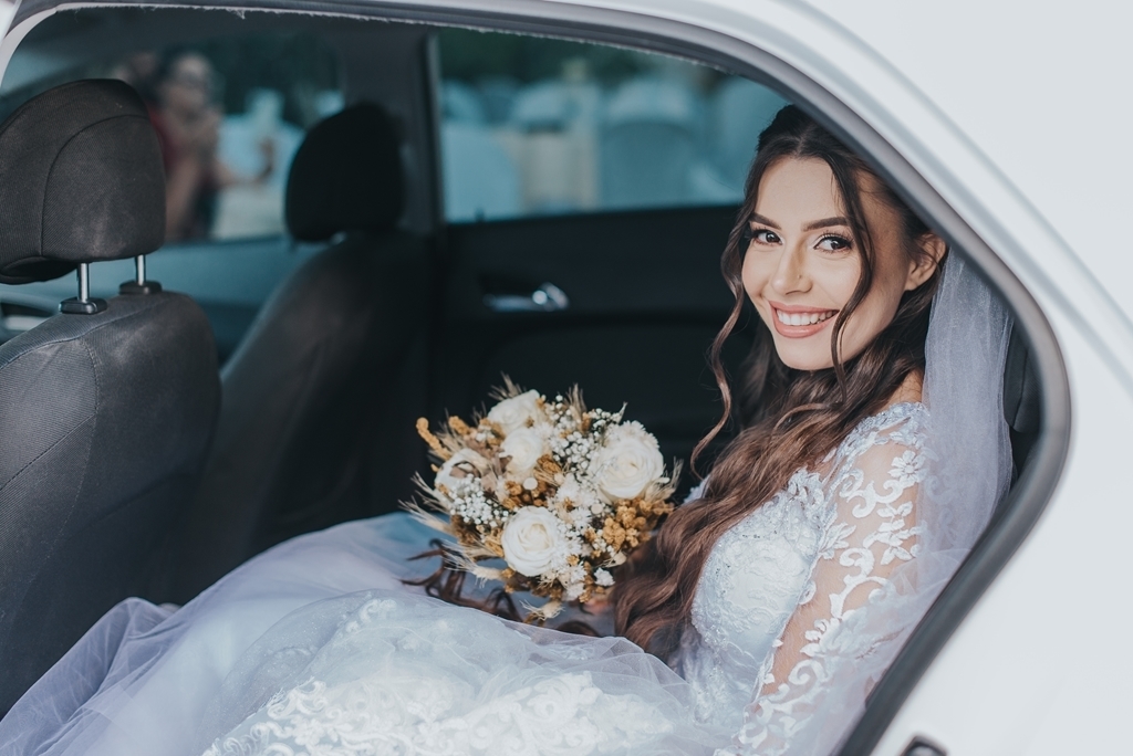 noiva saindo do carro