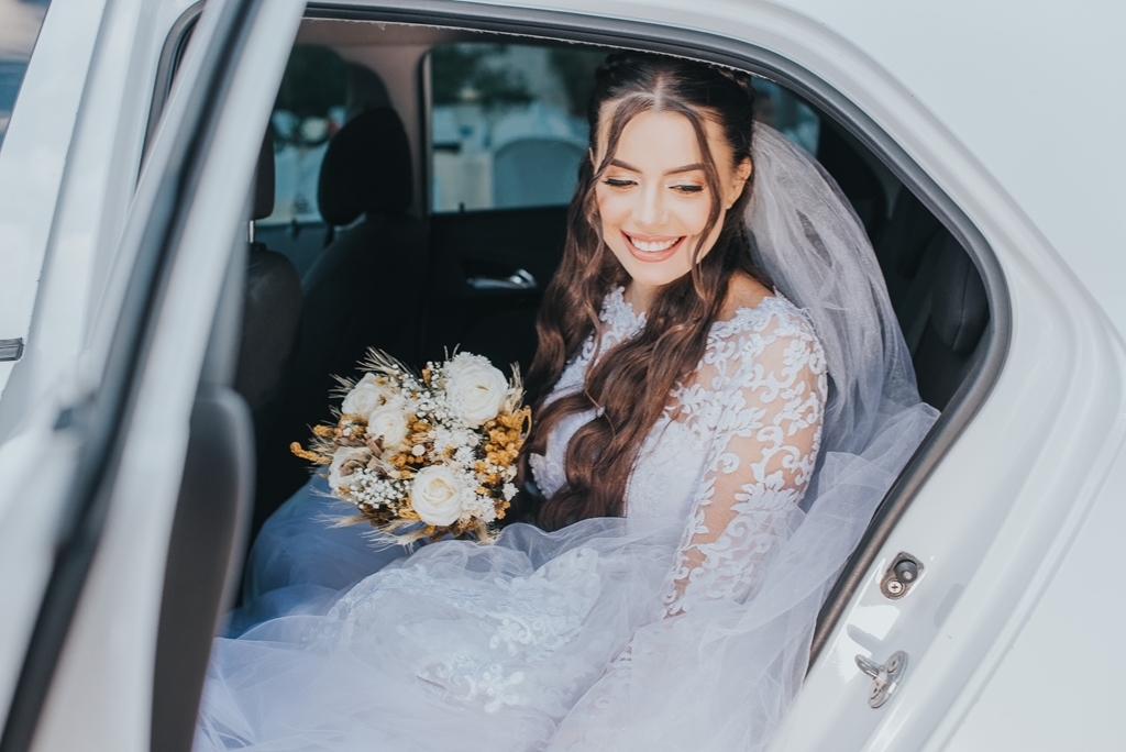 foto da noivas saindo do carro
