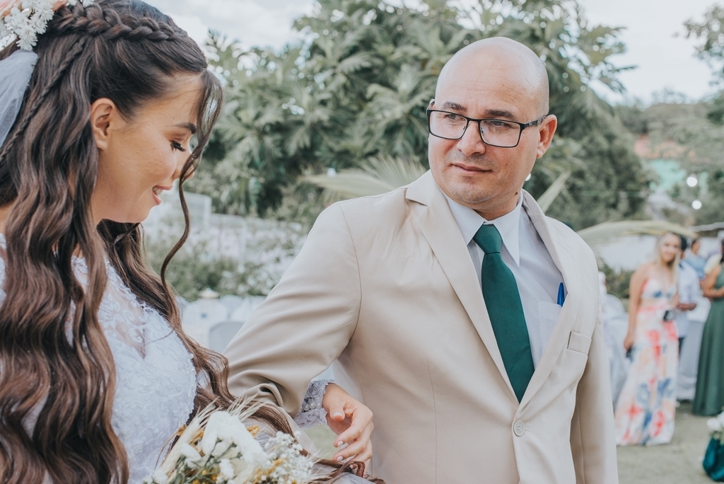 noivas entrando no altar