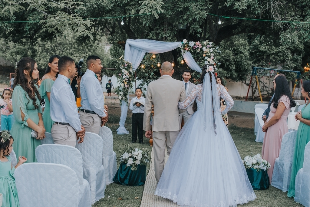 noiva entrando no altar