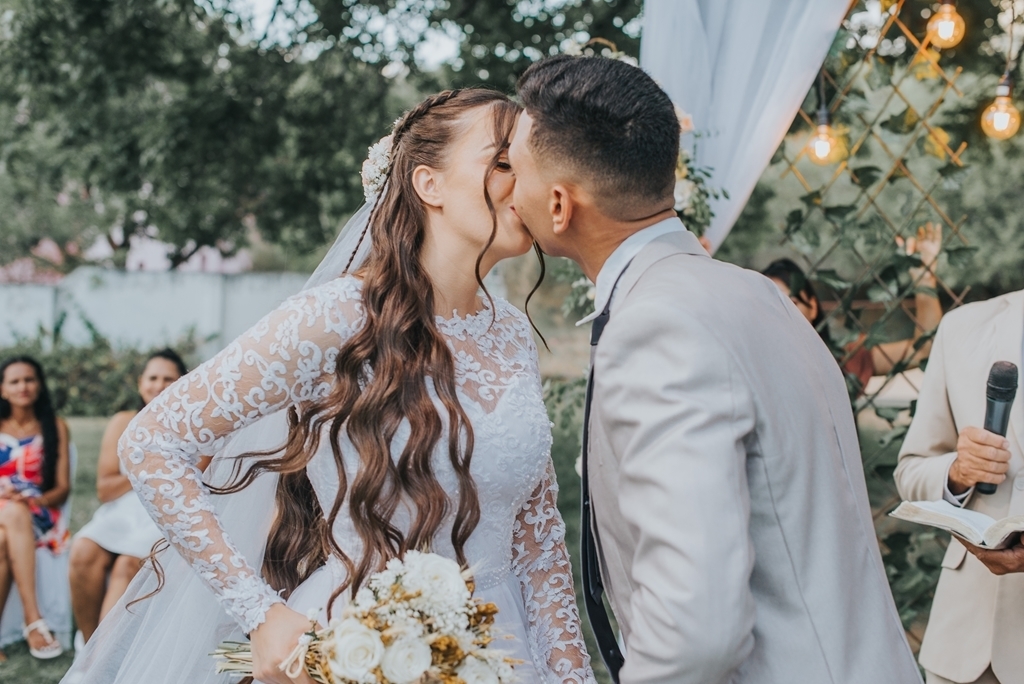 fotos do beijo em um casamento