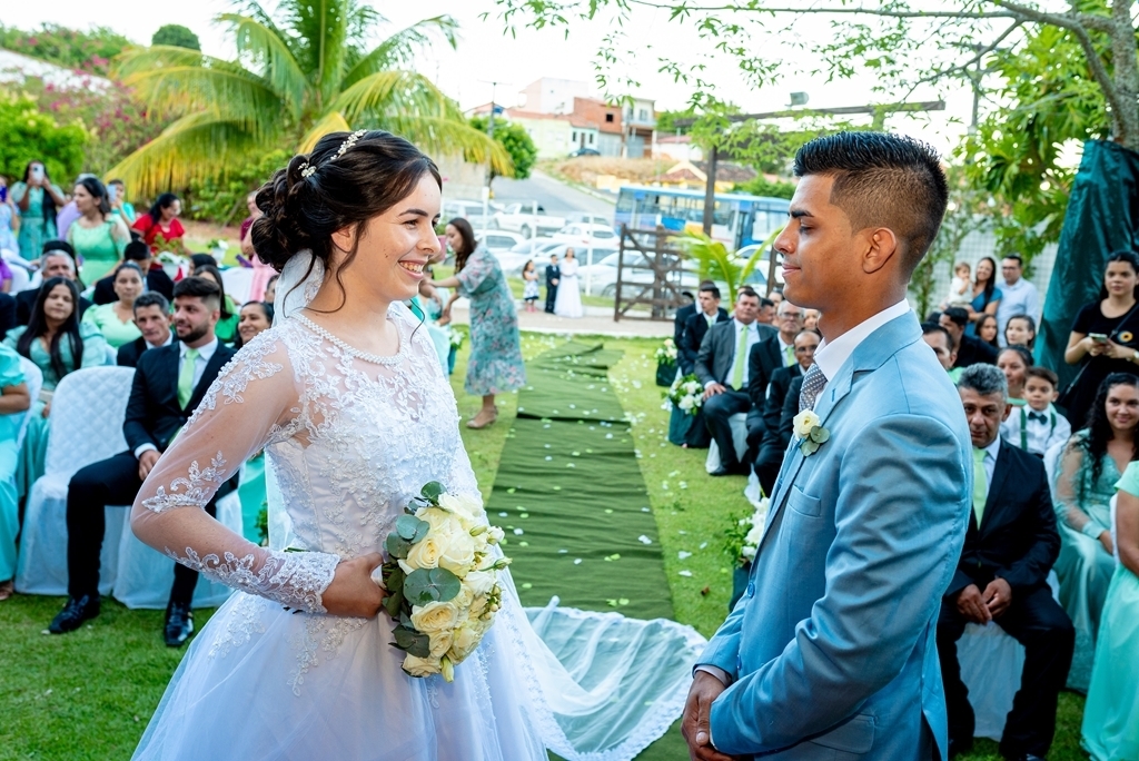 casal se olhando em casamento ao ar livre
