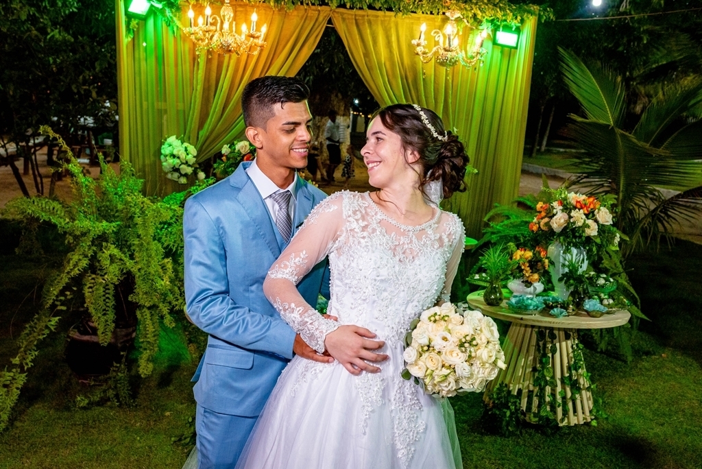 casal abraçado se olhando