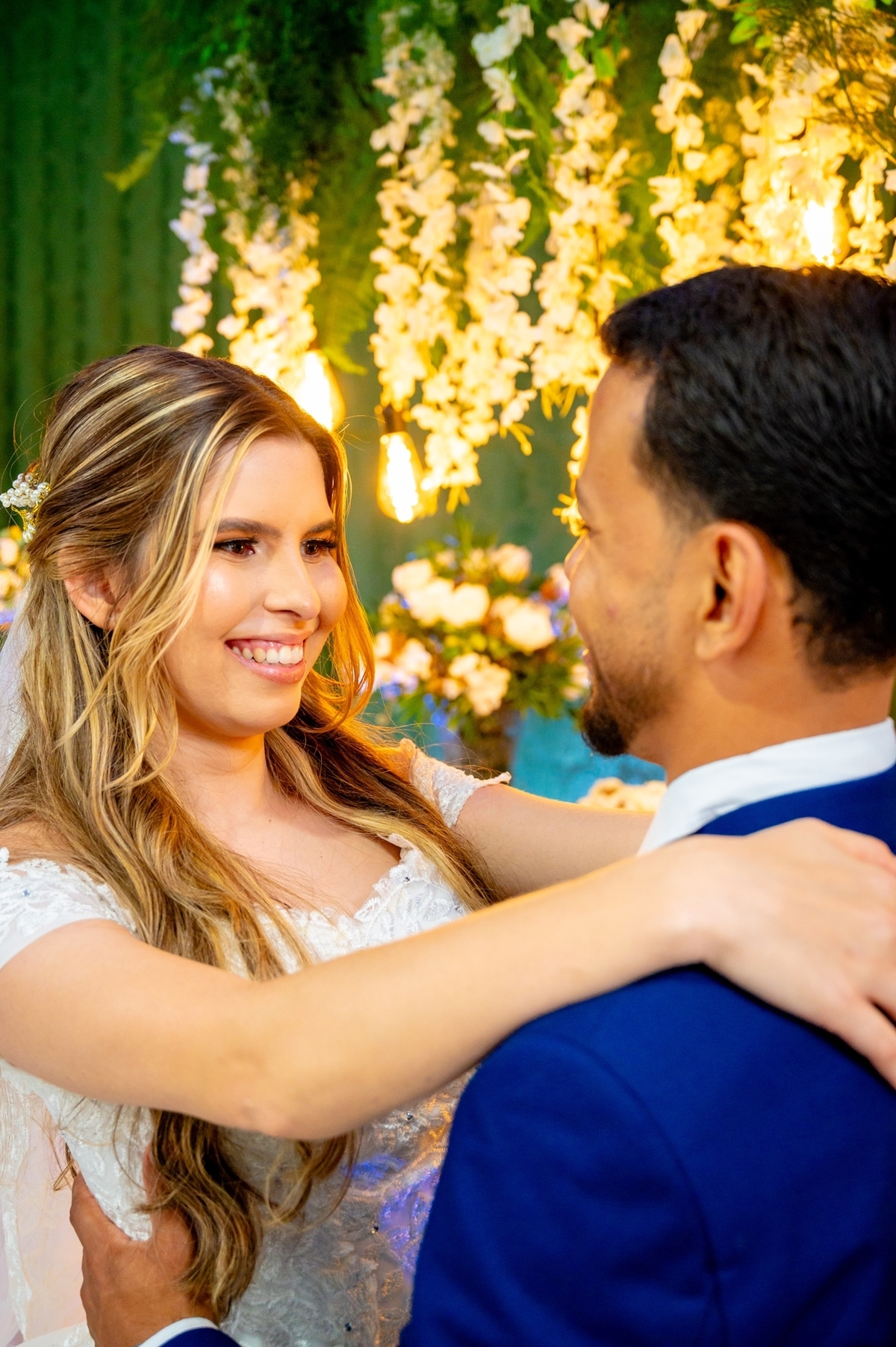 Fotografia de casamento ao ar livre em Monte Santo com Maria Izabel e Diego. Amor, emoção e momentos únicos registrados com estilo profissional. Fotógrafo de casamento, fotos da noiva, noivo e cerimônia. #JuniorFotografia