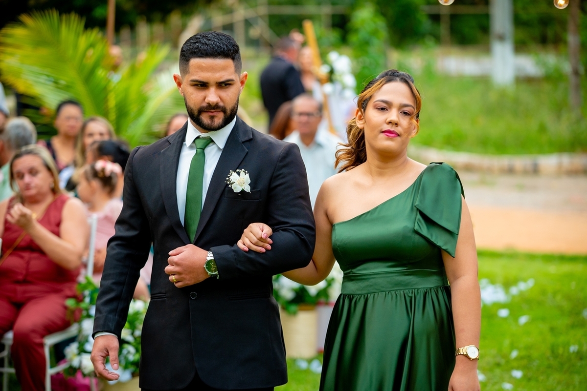 Fotografia de casamento ao ar livre em Monte Santo com Maria Izabel e Diego. Amor, emoção e momentos únicos registrados com estilo profissional. Fotógrafo de casamento, fotos da noiva, noivo e cerimônia. #JuniorFotografia