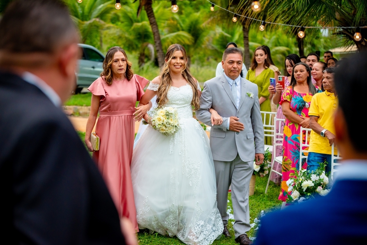 Fotografia de casamento ao ar livre em Monte Santo com Maria Izabel e Diego. Amor, emoção e momentos únicos registrados com estilo profissional. Fotógrafo de casamento, fotos da noiva, noivo e cerimônia. #JuniorFotografia