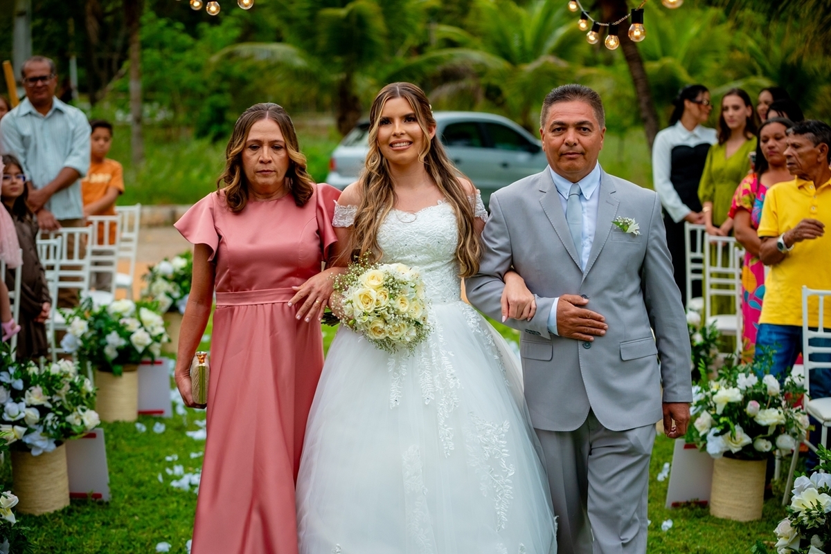 Fotografia de casamento ao ar livre em Monte Santo com Maria Izabel e Diego. Amor, emoção e momentos únicos registrados com estilo profissional. Fotógrafo de casamento, fotos da noiva, noivo e cerimônia. #JuniorFotografia