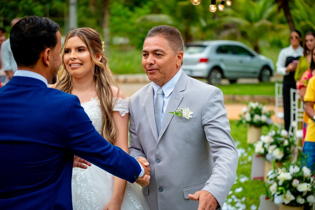Fotografia de casamento ao ar livre em Monte Santo com Maria Izabel e Diego. Amor, emoção e momentos únicos registrados com estilo profissional. Fotógrafo de casamento, fotos da noiva, noivo e cerimônia. #JuniorFotografia