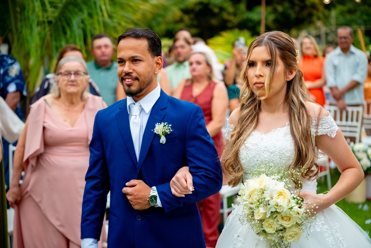 Fotografia de casamento ao ar livre em Monte Santo com Maria Izabel e Diego. Amor, emoção e momentos únicos registrados com estilo profissional. Fotógrafo de casamento, fotos da noiva, noivo e cerimônia. #JuniorFotografia