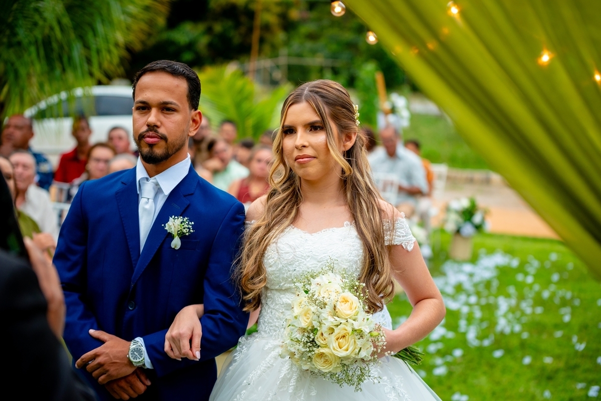 Fotografia de casamento ao ar livre em Monte Santo com Maria Izabel e Diego. Amor, emoção e momentos únicos registrados com estilo profissional. Fotógrafo de casamento, fotos da noiva, noivo e cerimônia. #JuniorFotografia