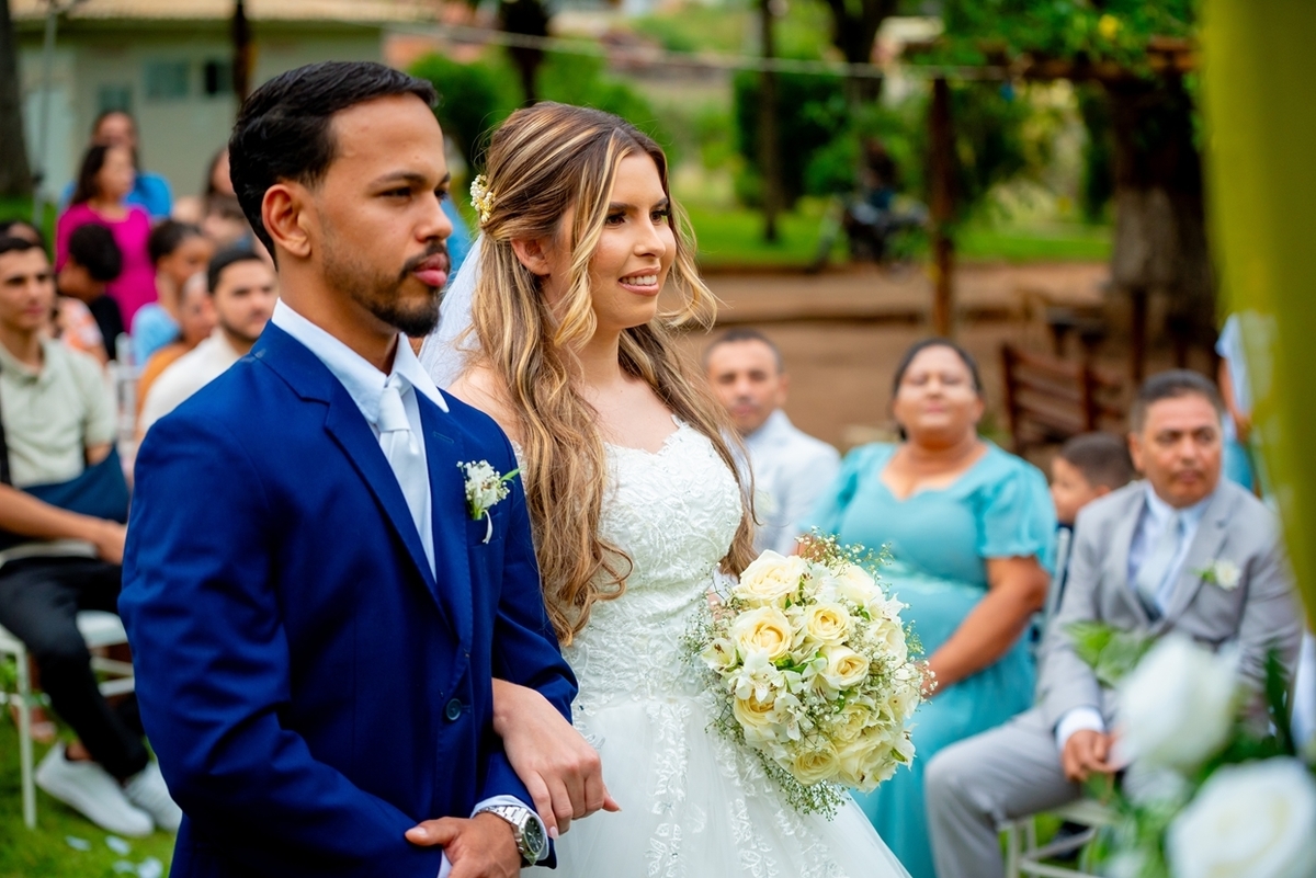 Fotografia de casamento ao ar livre em Monte Santo com Maria Izabel e Diego. Amor, emoção e momentos únicos registrados com estilo profissional. Fotógrafo de casamento, fotos da noiva, noivo e cerimônia. #JuniorFotografia