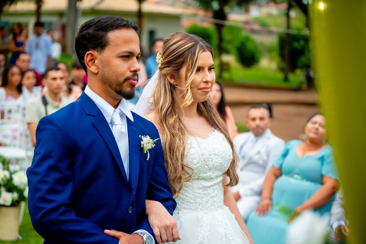 Fotografia de casamento ao ar livre em Monte Santo com Maria Izabel e Diego. Amor, emoção e momentos únicos registrados com estilo profissional. Fotógrafo de casamento, fotos da noiva, noivo e cerimônia. #JuniorFotografia
