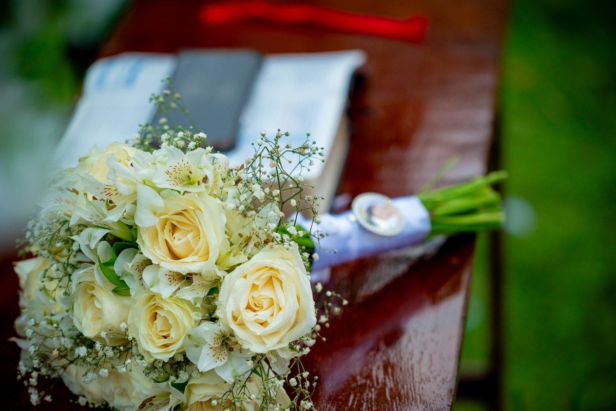Fotografia de casamento ao ar livre em Monte Santo com Maria Izabel e Diego. Amor, emoção e momentos únicos registrados com estilo profissional. Fotógrafo de casamento, fotos da noiva, noivo e cerimônia. #JuniorFotografia