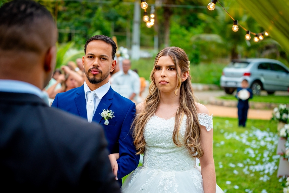 Fotografia de casamento ao ar livre em Monte Santo com Maria Izabel e Diego. Amor, emoção e momentos únicos registrados com estilo profissional. Fotógrafo de casamento, fotos da noiva, noivo e cerimônia. #JuniorFotografia