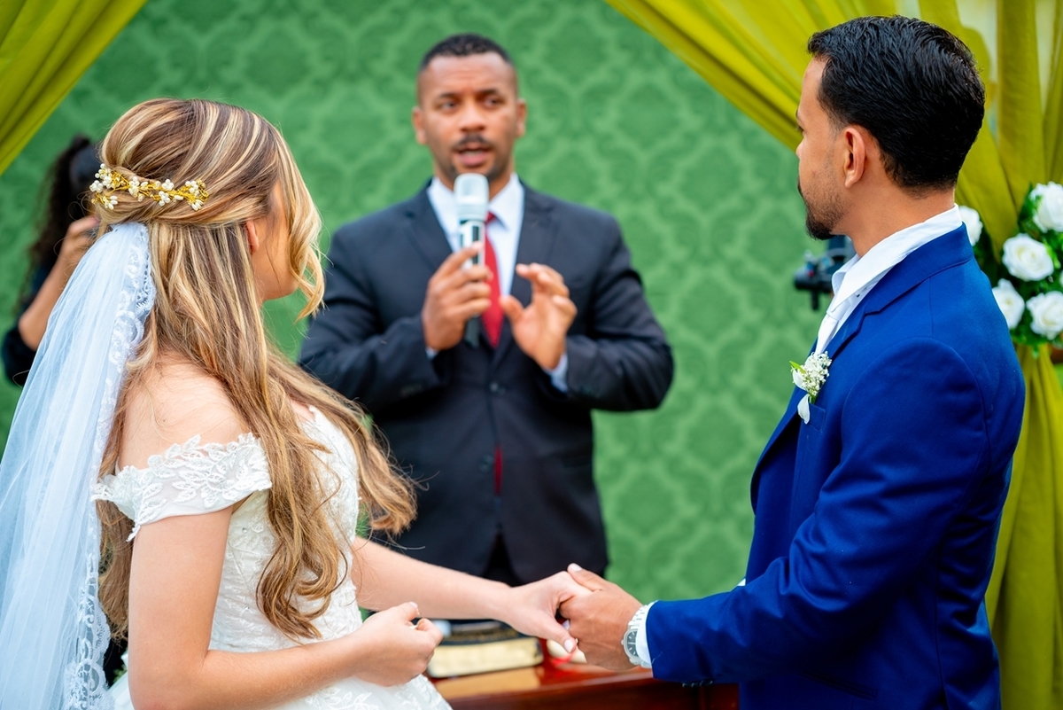 Fotografia de casamento ao ar livre em Monte Santo com Maria Izabel e Diego. Amor, emoção e momentos únicos registrados com estilo profissional. Fotógrafo de casamento, fotos da noiva, noivo e cerimônia. #JuniorFotografia