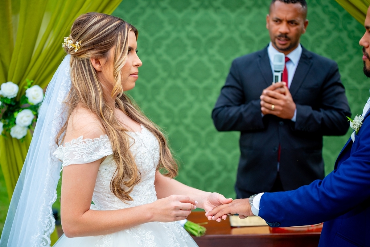 Fotografia de casamento ao ar livre em Monte Santo com Maria Izabel e Diego. Amor, emoção e momentos únicos registrados com estilo profissional. Fotógrafo de casamento, fotos da noiva, noivo e cerimônia. #JuniorFotografia