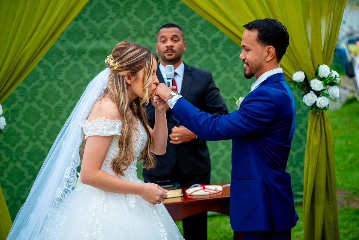 Fotografia de casamento ao ar livre em Monte Santo com Maria Izabel e Diego. Amor, emoção e momentos únicos registrados com estilo profissional. Fotógrafo de casamento, fotos da noiva, noivo e cerimônia. #JuniorFotografia