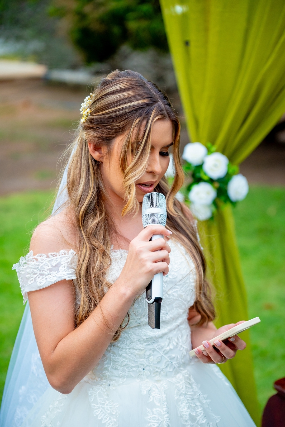 Fotografia de casamento ao ar livre em Monte Santo com Maria Izabel e Diego. Amor, emoção e momentos únicos registrados com estilo profissional. Fotógrafo de casamento, fotos da noiva, noivo e cerimônia. #JuniorFotografia